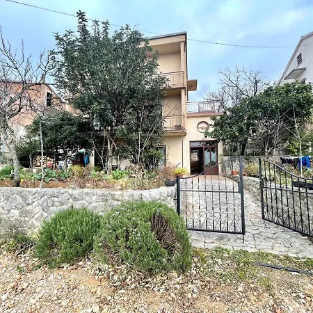 In 44016 شقة دْغاماي